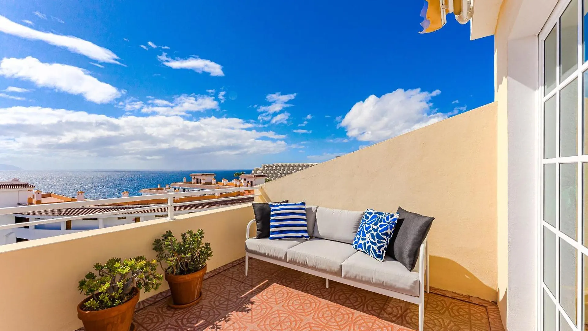 Ocean Front Spacious Family Apartment Puerto de Santiago